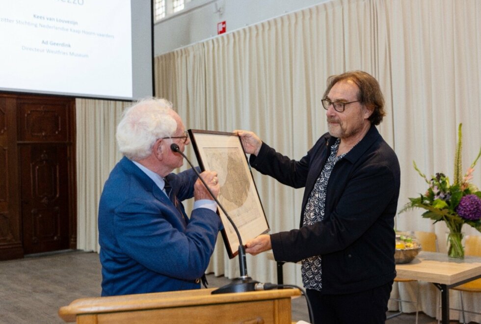 Stadsherstel biedt cheque aan Ad Geerdink