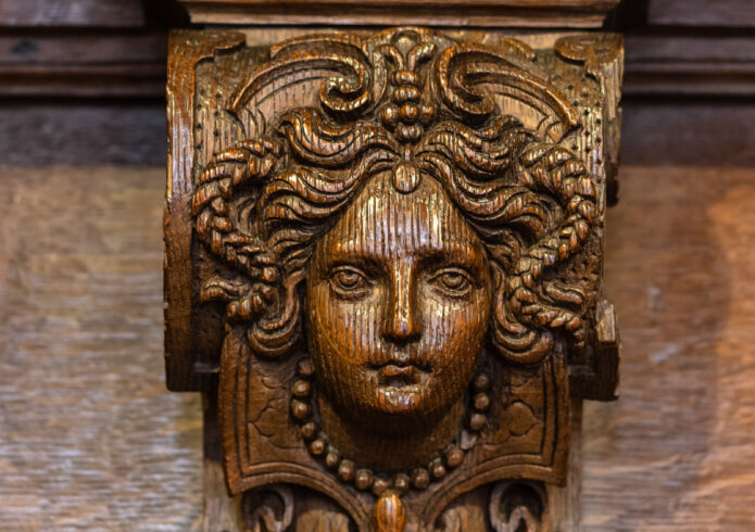 Vergroot de foto: Houten vrouwenhoofd betimmering