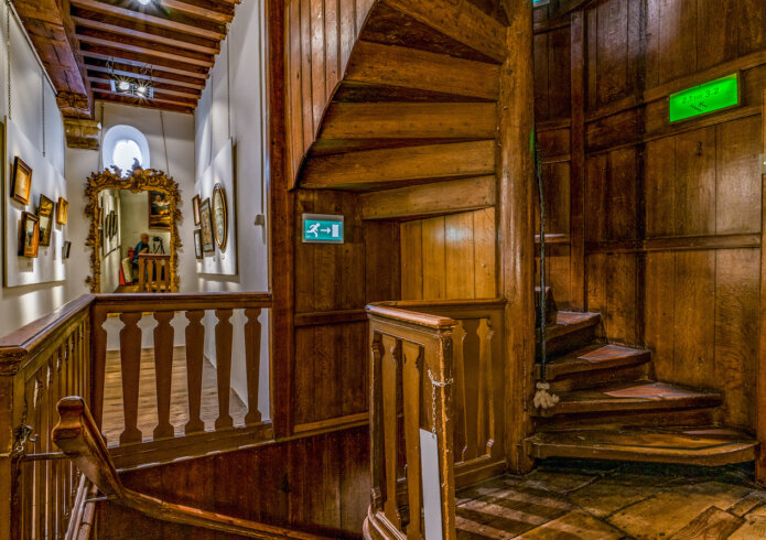 Vergroot de foto: Houten wenteltrap