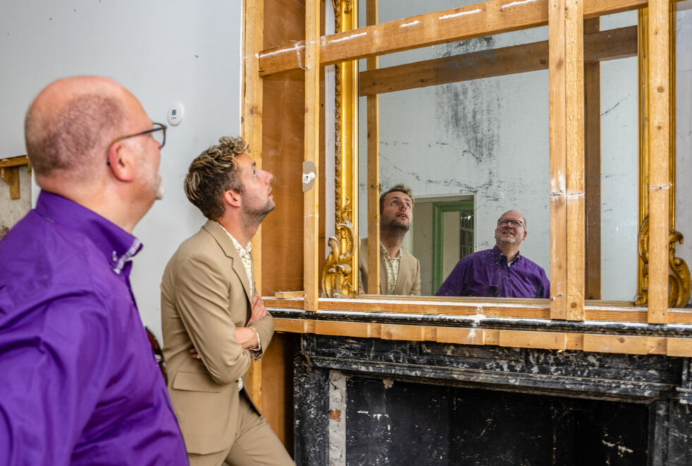 Wethouders Axel Boomgaars en Arthur Helling bij 18e eeuwse schouw in Roode Steen 15