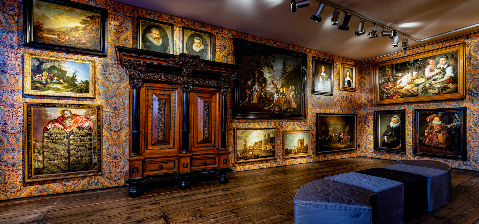 Schilderijenkabinet met goudleerbehang