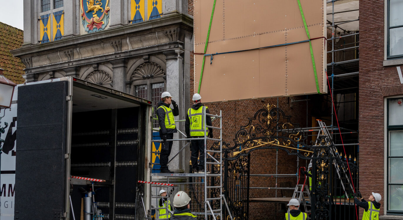 Schutterstuk wordt over museumhek getakeld