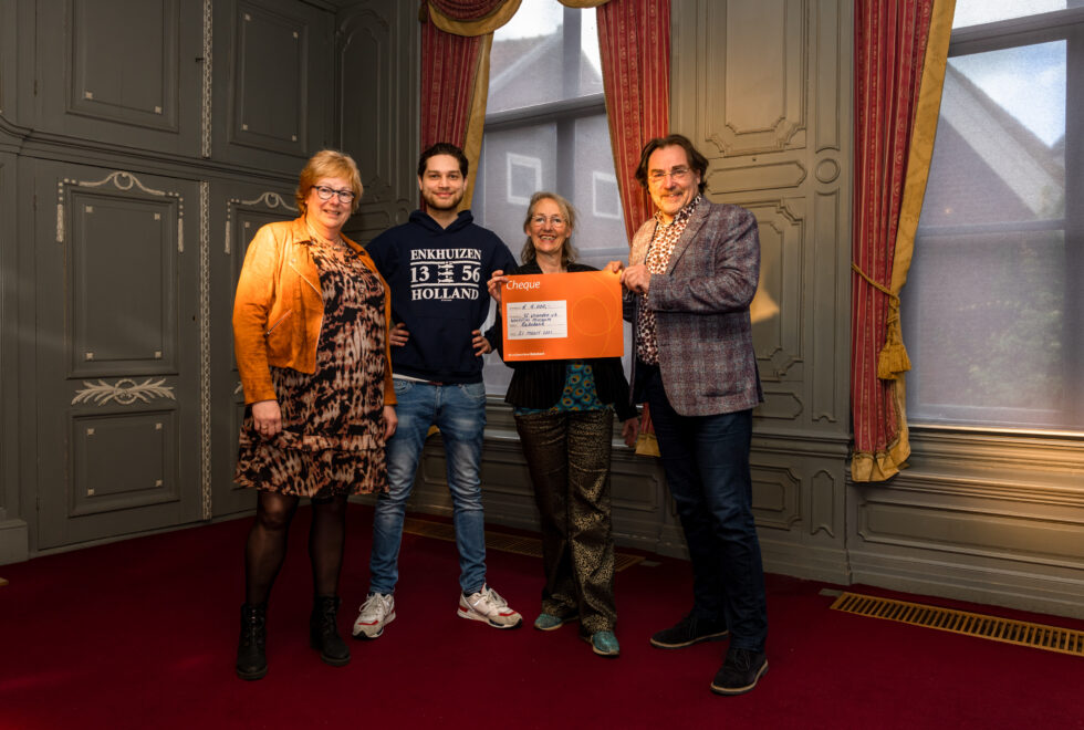 Uitreiking cheque aan Westfries Museum door de Rabobank voor reizende theatervoorstelling