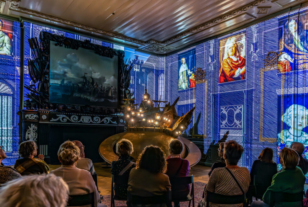 Zittend publiek kijkt naar multimediashow Ontdek het verhaal van Hoorn, foto Benno Ellerbroek