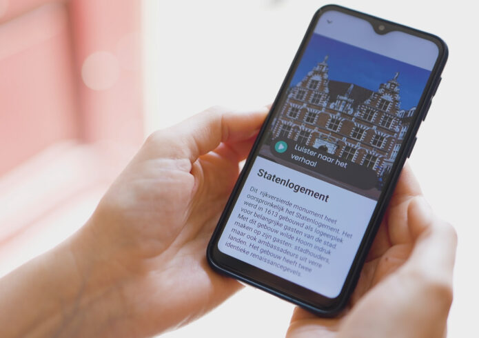 Telefoon met daarop podwalk afgebeeld