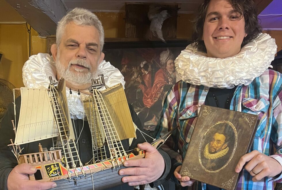 Eugene Bakker en Lars Boon houden historische objecten vast