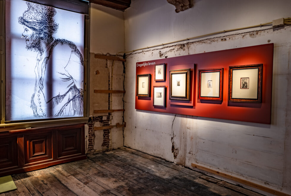 Rood paneel met etsen tegen ruwe wanden en lichtbak met geëtste manfiguur